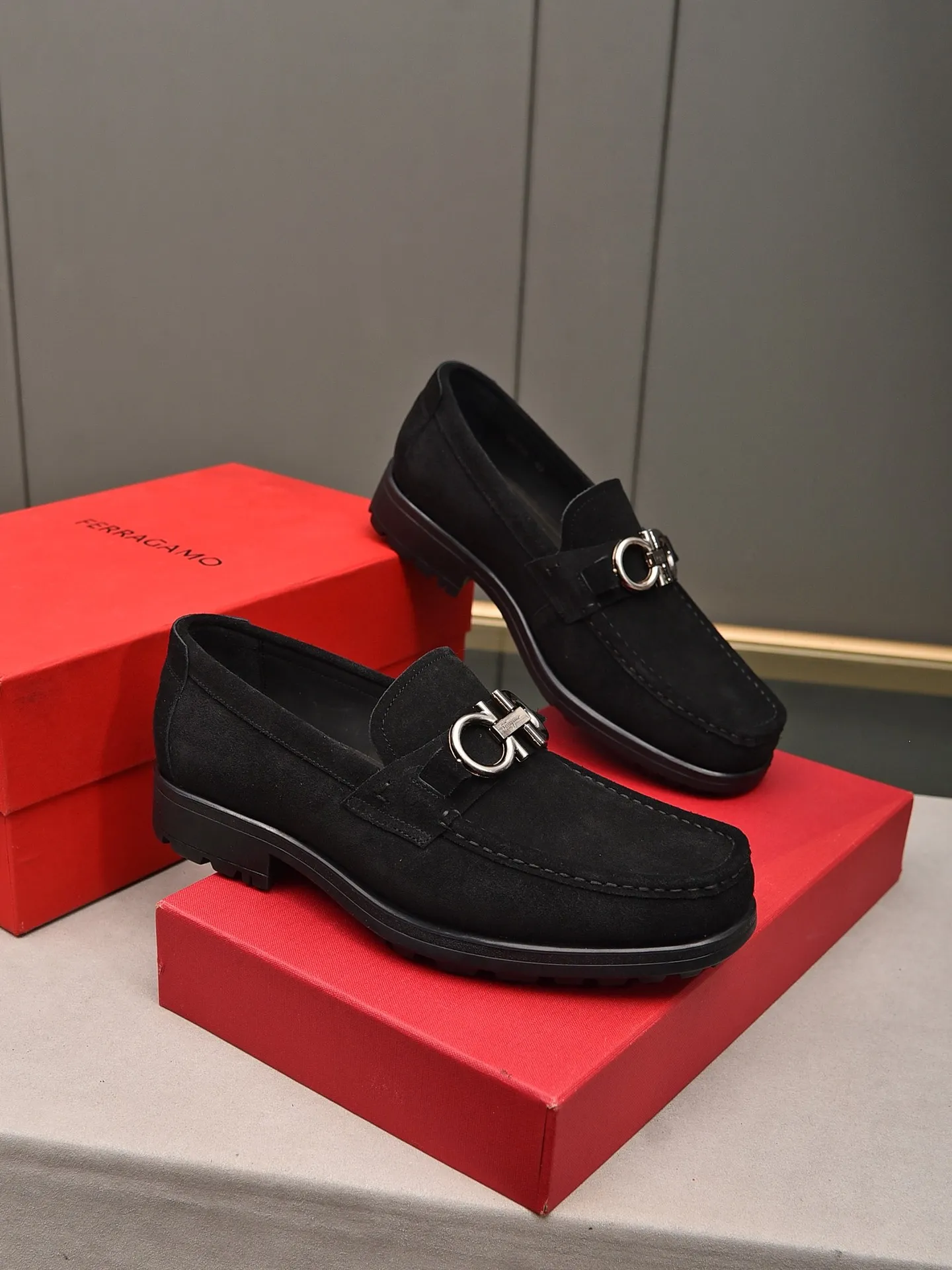 Men's shoes 💰: 500 Brand: Ferragamo Size: Men's size 38/44 (45 can be customized) Grade: Same style as the official website High-end quality men's shoes Material: Original first-layer calfskin Water-dyed cowhide lining Original outsole Style categories: Men's fashionable formal business casual leather shoes Slip-on men's shoes high-top series Young fashion European and American trends British style Casual matching Comfortable feet